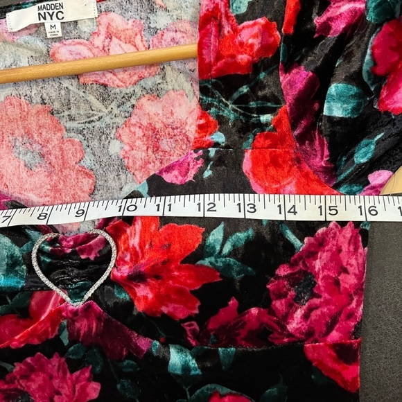 Madden NYC Womens Velvet Floral Print Crop Top Long Sleeves Size M NWT - Picture 10 of 12